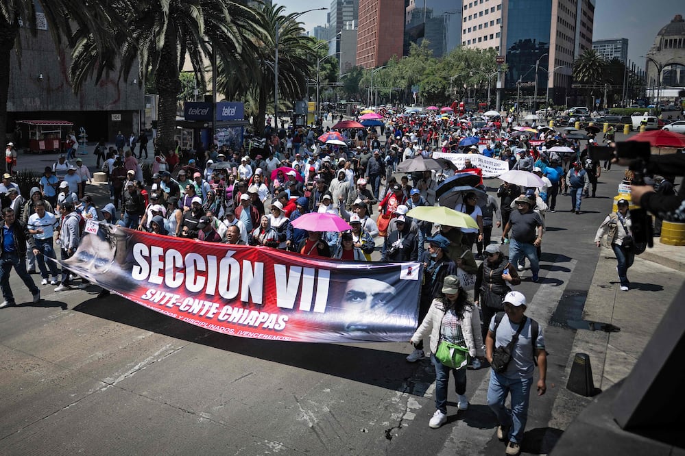CNTE protesta en CDMX hoy: bloqueos en Reforma y marcha al Zócalo. Foto: Carl de Souza / AFP