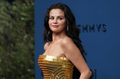 Selena Gómez se lleva todas las miradas en los Premios Emmy con vestido dorado de infarto