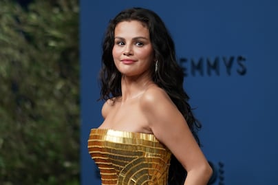 Selena Gómez se lleva todas las miradas en los Premios Emmy con vestido dorado de infarto
