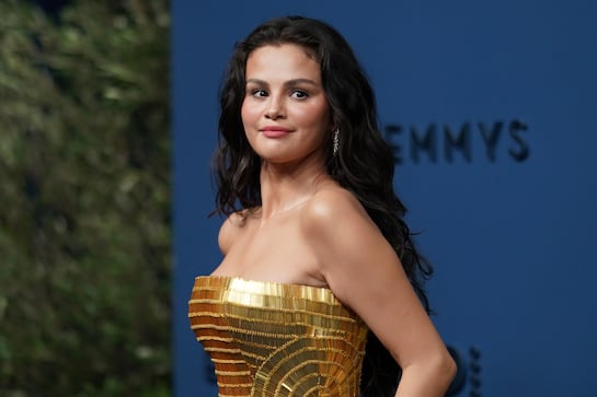 Selena Gómez se lleva todas las miradas en los Premios Emmy con vestido dorado de infarto