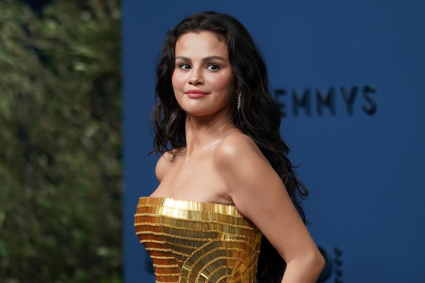 Selena Gómez se lleva todas las miradas en los Premios Emmy con vestido dorado de infarto