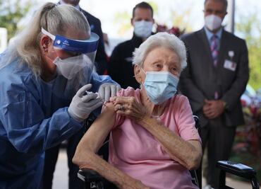 Florida lleva vacuna a residencias geriátricas en pleno auge de Covid