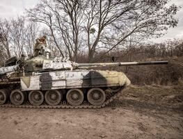 EU: Rusia no está en retirada, solo está “reposicionando” sus fuerzas de Kiev