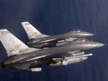 La OTAN inicia el envío de aviones F-16 a Ucrania