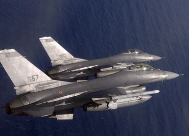 La OTAN inicia el envío de aviones F-16 a Ucrania