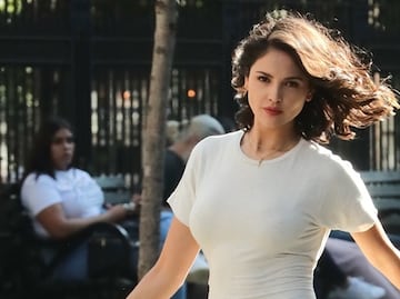 Eiza González impacta con figura y vestido ceñido en Manhattan