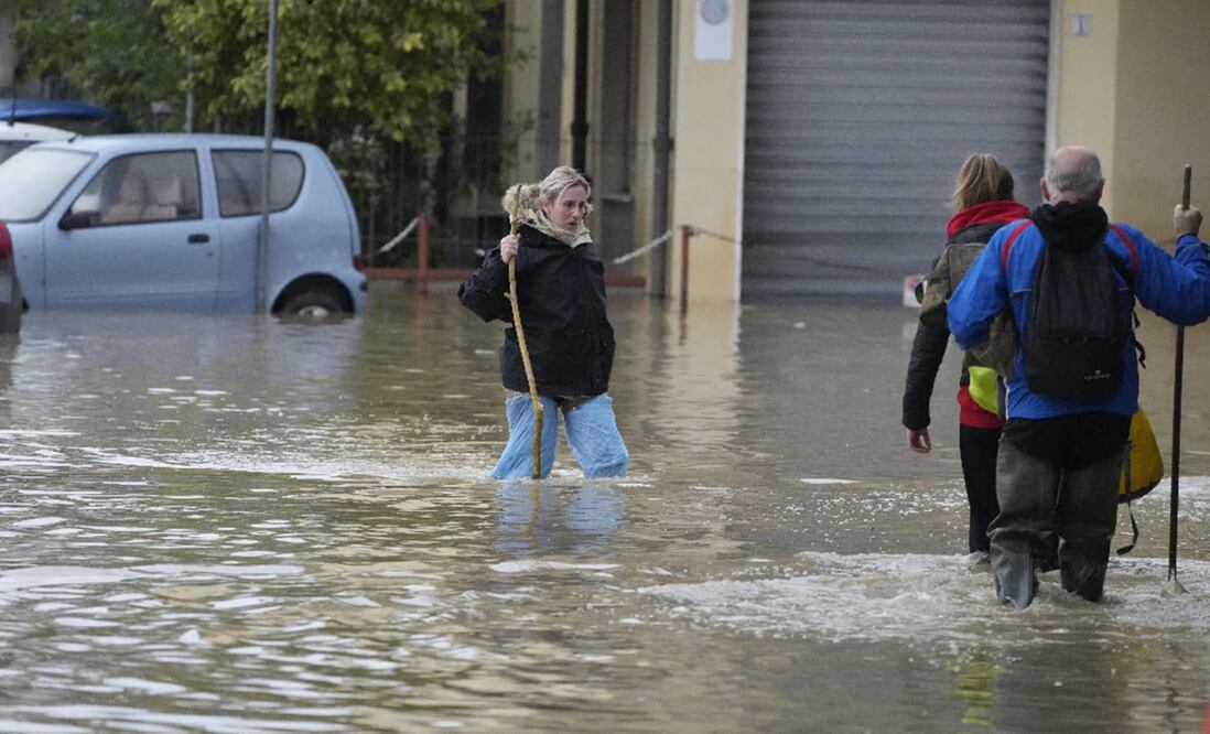 Ciaran causa estragos en Europa: 1,2 millones de hogares franceses sin electricidad. Foto AP