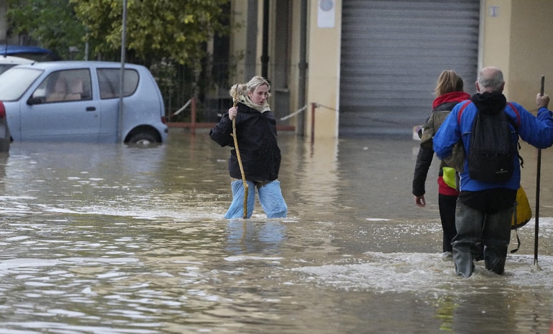 Ciaran causa estragos en Europa: 1,2 millones de hogares franceses sin electricidad. Foto AP