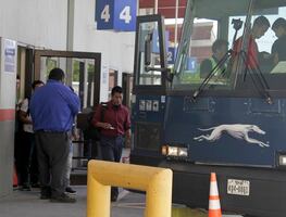 ¿Cómo pedir la indemnización por redadas contra migrantes en autobuses en EU?