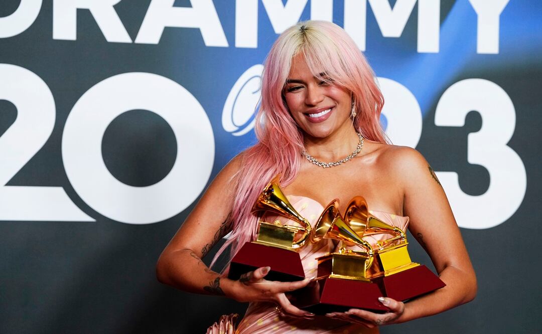 Karol G agradece los éxitos que vivió en 2023 con su nueva canción ‘Qué chimba de vida’. Foto: AP
