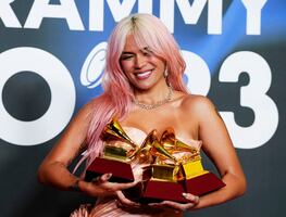 Karol G agradece los éxitos que vivió en 2023 con su nueva canción ‘Que chimba de vida’