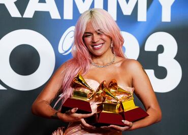 Karol G agradece los éxitos que vivió en 2023 con su nueva canción ‘Que chimba de vida’