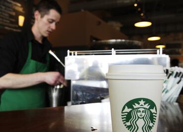 Piden a Starbucks dejar de cobrar por leche vegana