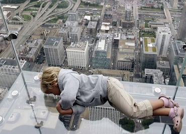 Video. Se resquebraja el panel de vidrio de un mirador en Chicago