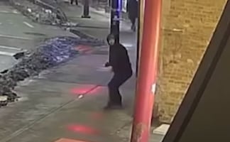 Hombre arroja ladrillo a restaurante en Chicago tras disputa por cubrebocas