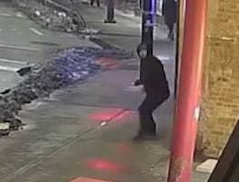 Hombre arroja ladrillo a restaurante en Chicago tras disputa por cubrebocas