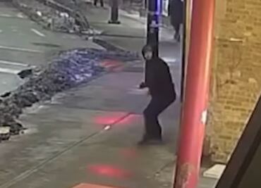 Hombre arroja ladrillo a restaurante en Chicago tras disputa por cubrebocas
