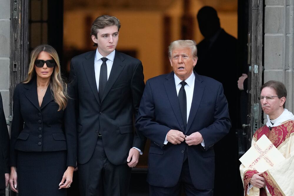 "Melania Trump rinde emotivo tributo a su madre en un conmovedor funeral en Mar-a-Lago. (AP Photo/Rebecca Blackwell)
