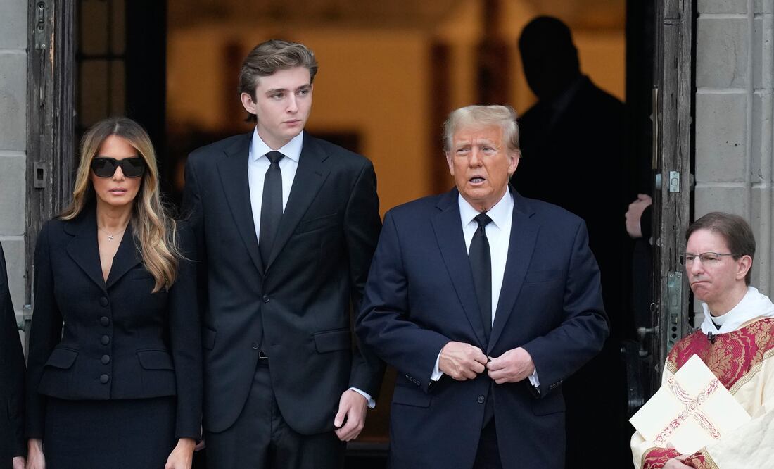 ¿La Corte Suprema ordenó deportar a Melania y Barron Trump? Esto es lo que sabemos. (AP Photo/Rebecca Blackwell)