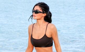 Kylie Jenner arrasa con figura irreal en bikini por playa del Caribe