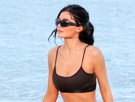 Kylie Jenner arrasa con figura irreal en bikini por playa del Caribe