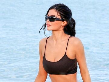 Kylie Jenner arrasa con figura irreal en bikini por playa del Caribe