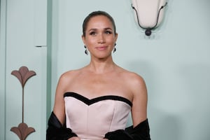 Meghan Markle se roba la atención en gala benéfica con vestido strapless tras rumores de divorcio de Harry 