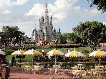Visitante de Disneyland 'bajó' casi 70 kilos por caminar en el parque