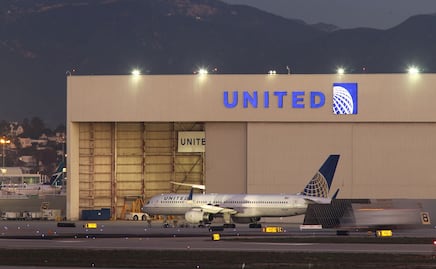 Avión de United Airlines pierde una rueda durante despegue en Los Ángeles. VIDEO