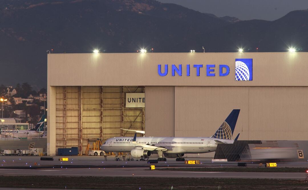 Avión de United Airlines pierde una rueda durante despegue en Los Ángeles. VIDEO. Foto: AFP