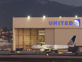 Avión de United Airlines pierde una rueda durante despegue en Los Ángeles. VIDEO