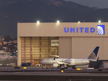 Avión de United Airlines pierde una rueda durante despegue en Los Ángeles. VIDEO