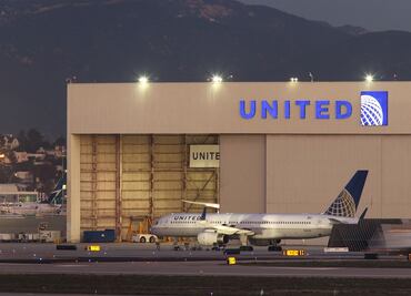 Avión de United Airlines pierde una rueda durante despegue en Los Ángeles. VIDEO