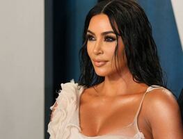 Kim Kardashian sorprende con nueva silueta al posar en bralette y minifalda en sesión
