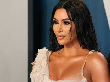Kim Kardashian sorprende con nueva silueta al posar en bralette y minifalda en sesión