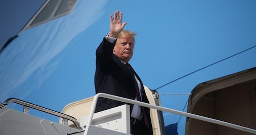 En medio de crisis, asesores de Trump evaden las cámaras