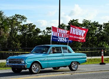 Seguidores de Trump manifiestan su apoyo cerca de su casa de Florida