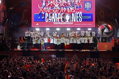 Miles de personas reciben a la exitosa selección española en la madrileña plaza de Cibeles. FOTOS