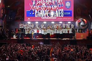 Miles de personas reciben a la exitosa selección española en la madrileña plaza de Cibeles. FOTOS