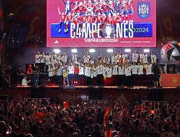 Miles de personas reciben a la exitosa selección española en la madrileña plaza de Cibeles. FOTOS