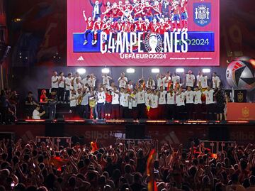 Miles de personas reciben a la exitosa selección española en la madrileña plaza de Cibeles. FOTOS