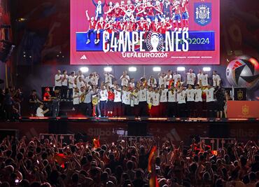Miles de personas reciben a la exitosa selección española en la madrileña plaza de Cibeles. FOTOS