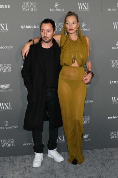 Kate Moss deja poco a la imaginación con vestido traslúcido en NY
