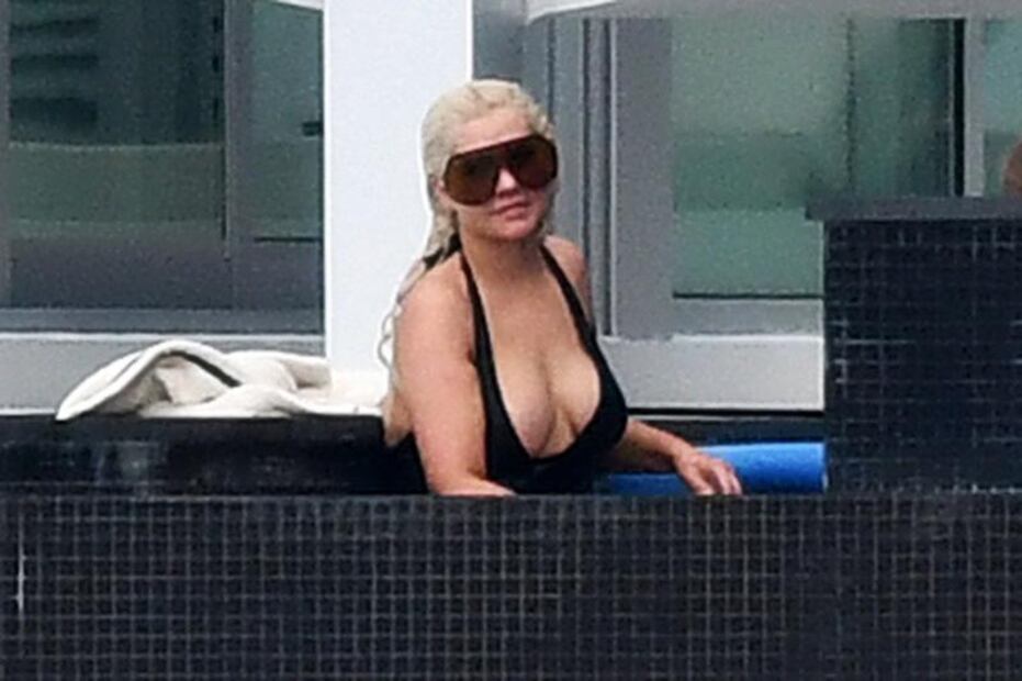 Christina Aguilera deslumbra con 'bikini body' en piscina de Miami 