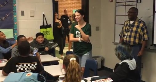 Selena Gomez causa sensación al regresar a su vieja escuela en Texas