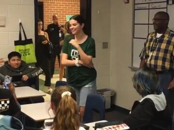 Selena Gomez causa sensación al regresar a su vieja escuela en Texas