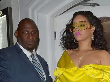 Rihanna cautiva con llamativo minivestido neón en Londres