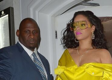 Rihanna cautiva con llamativo minivestido neón en Londres