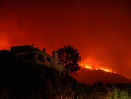 Incendio en Malibú: 6,000 evacuados y una universidad rodeada por las llamas de "Franklin". VIDEOS