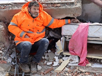 Turquía. Padre sostiene la mano de su hija muerta y sepultada entre escombros